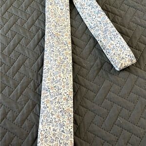 Belluna Men’s Floral Print Tie – Blue & Beige on White – Modern Cotton Neckwear